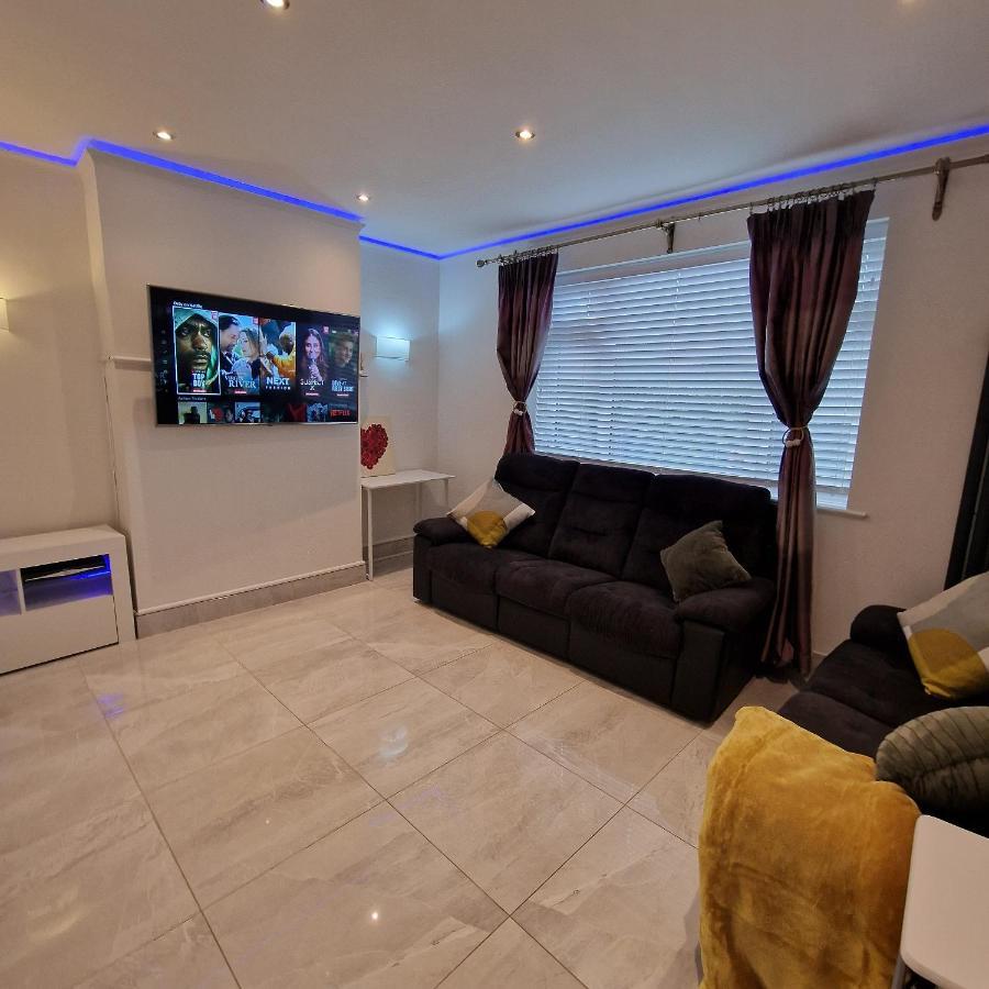 Delightful & Spacious Guest House In Farnworth Near Bolton Hospital Exterior photo